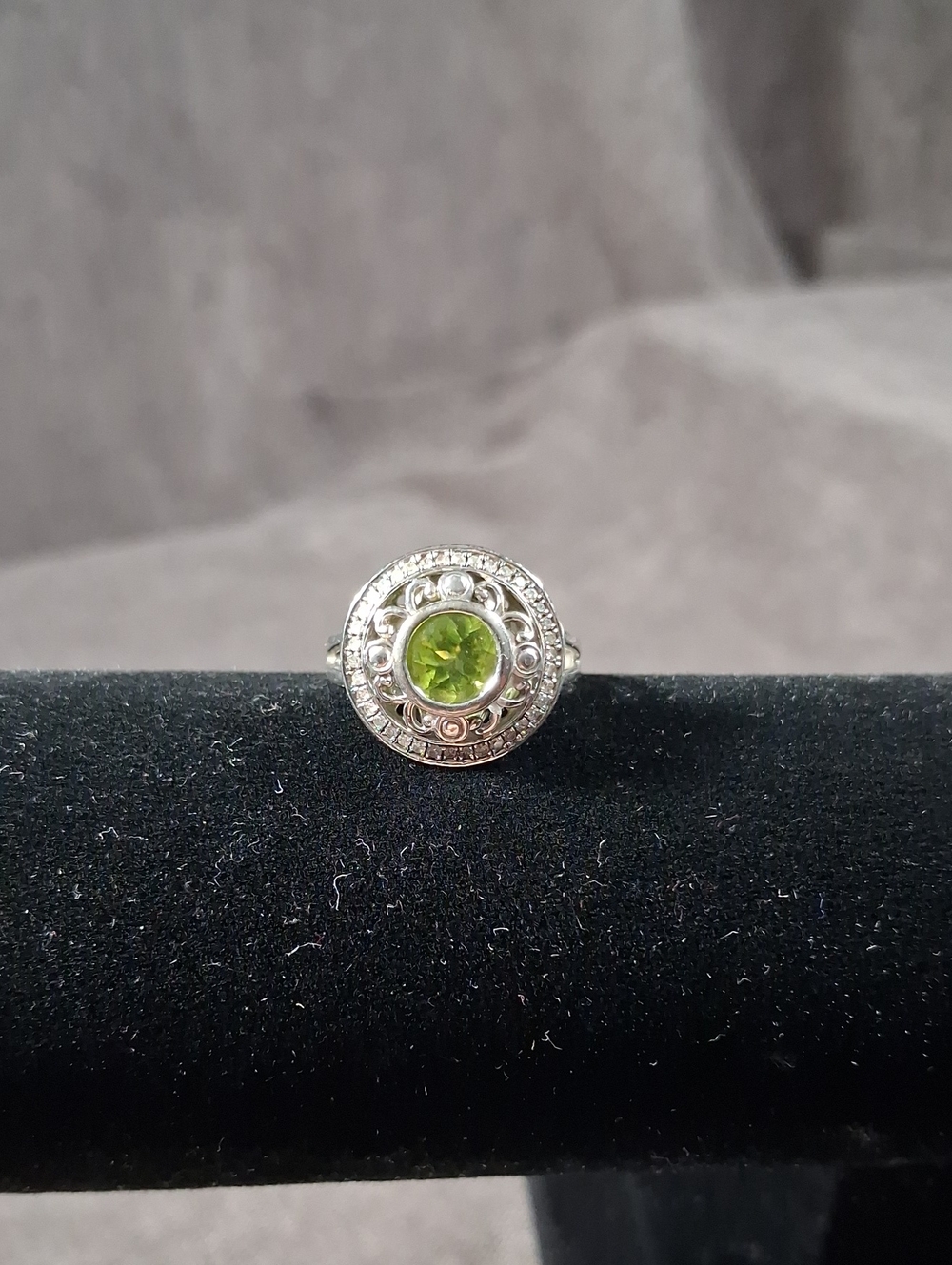 925 Sterling Silver Marked 1.7cm Circular Pierced w/ Genuine Peridot Ring VG 7.5